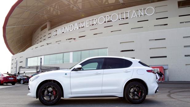 Las estrellas del Atlético prueban el nuevo Alfa Romeo Stelvio Q en el Wanda Metropolitano