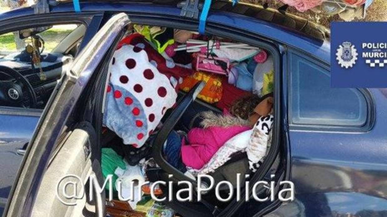 Paran un coche por exceso de carga en Murcia y encuentran a una niña oculta entre todos los enseres