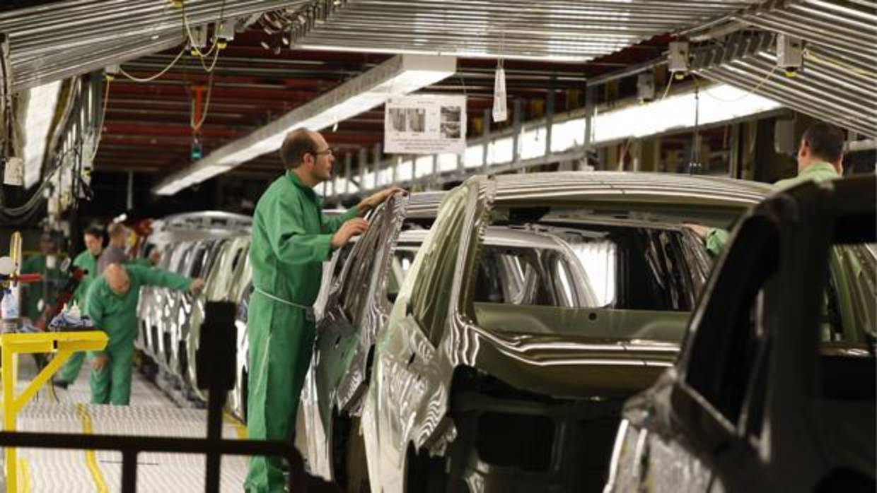 Trabajadores en la fábrica de Figueruelas (Opel)