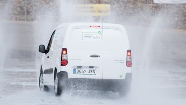 Al volante bajo la lluvia con total seguridad