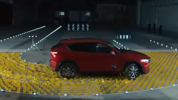 Así supera un Mazda CX-5 un tramo con 5.000 trozos de gelatina