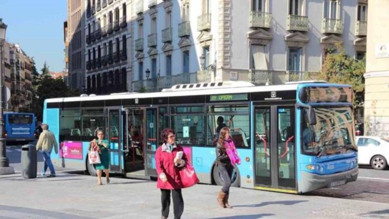 El transporte público urbano registra en el mes de febrero un menor crecimiento de usuarios desde 2015