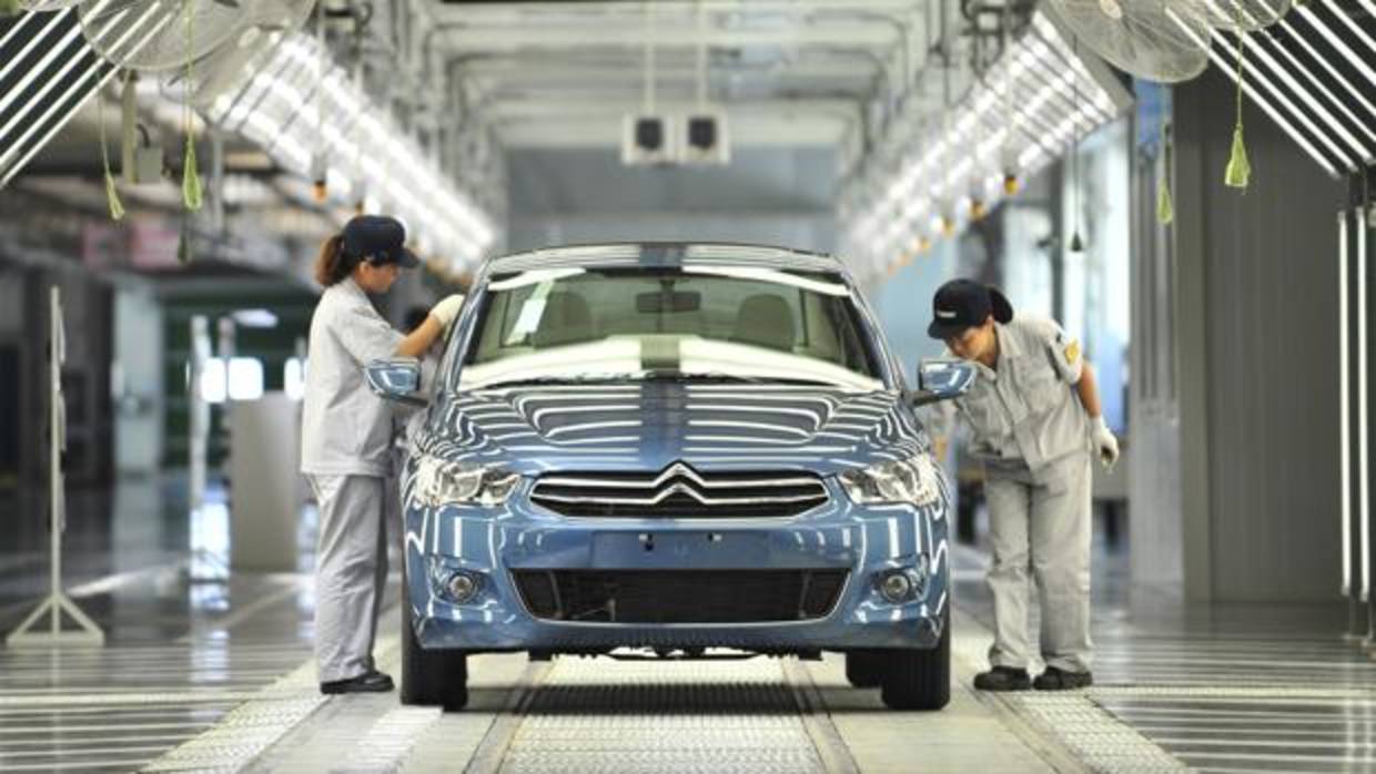 Empleados en la factoría de PSA-Dongfeng en Wuhan