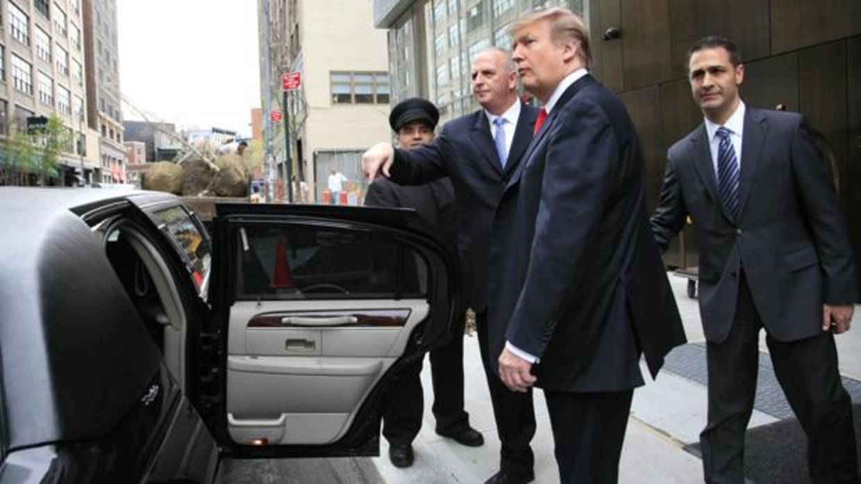 El actual presidente Donald Trump, a punto de entrar en una limusina en 2010