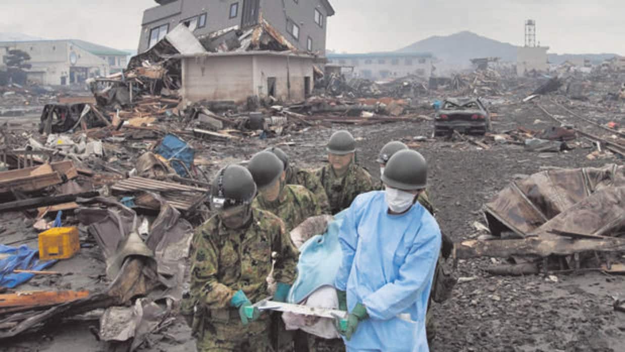 Traslado de una víctima tras el tsunami de Japón de 2011