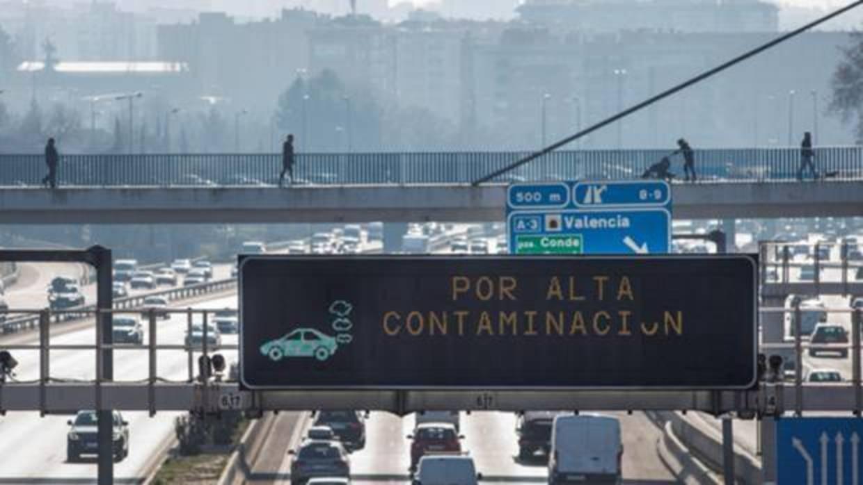 Los españoles, a favor de restringir acceso, velocidad y circulación en la ciudad para reducir la contaminación