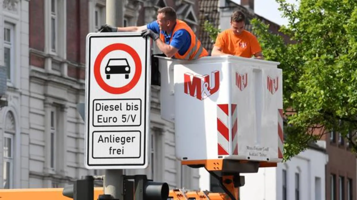 Operarios colocan carteles en calles restringidas a los vehículos diésel anteriores a Euro 5 en Hamburgo