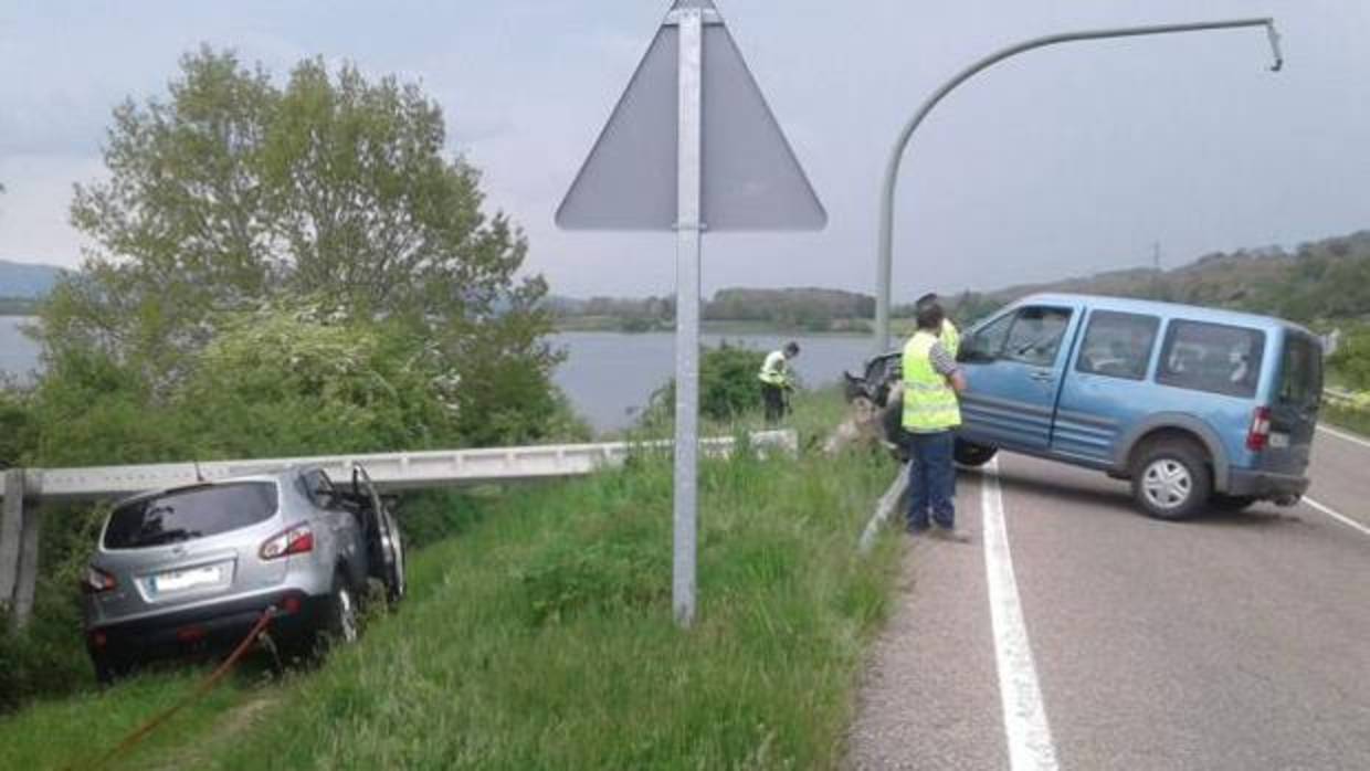 Una conductora hiere a un Guardia Civil y destroza un radar móvil al chocar contra un poste