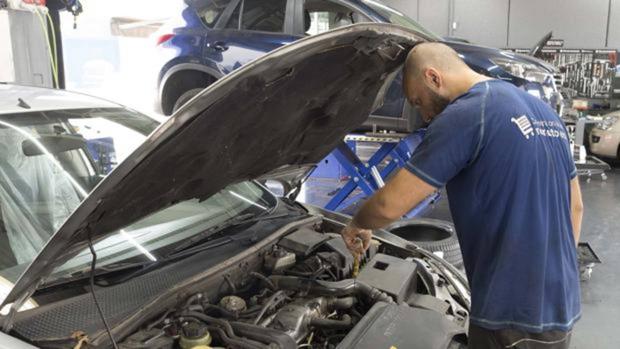 Los graves daños que puede sufrir tu coche si no compruebas y rellenas el aceite con periodicidad