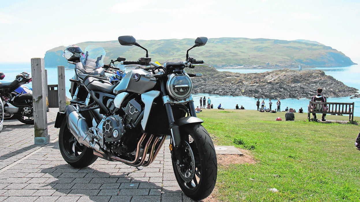 De ruta con la Honda CB 1000 R: un viaje a la esencia de las carreras