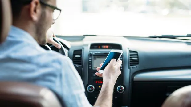 Los conductores que usen el móvil al volante podrían tener que responder con su patrimonio