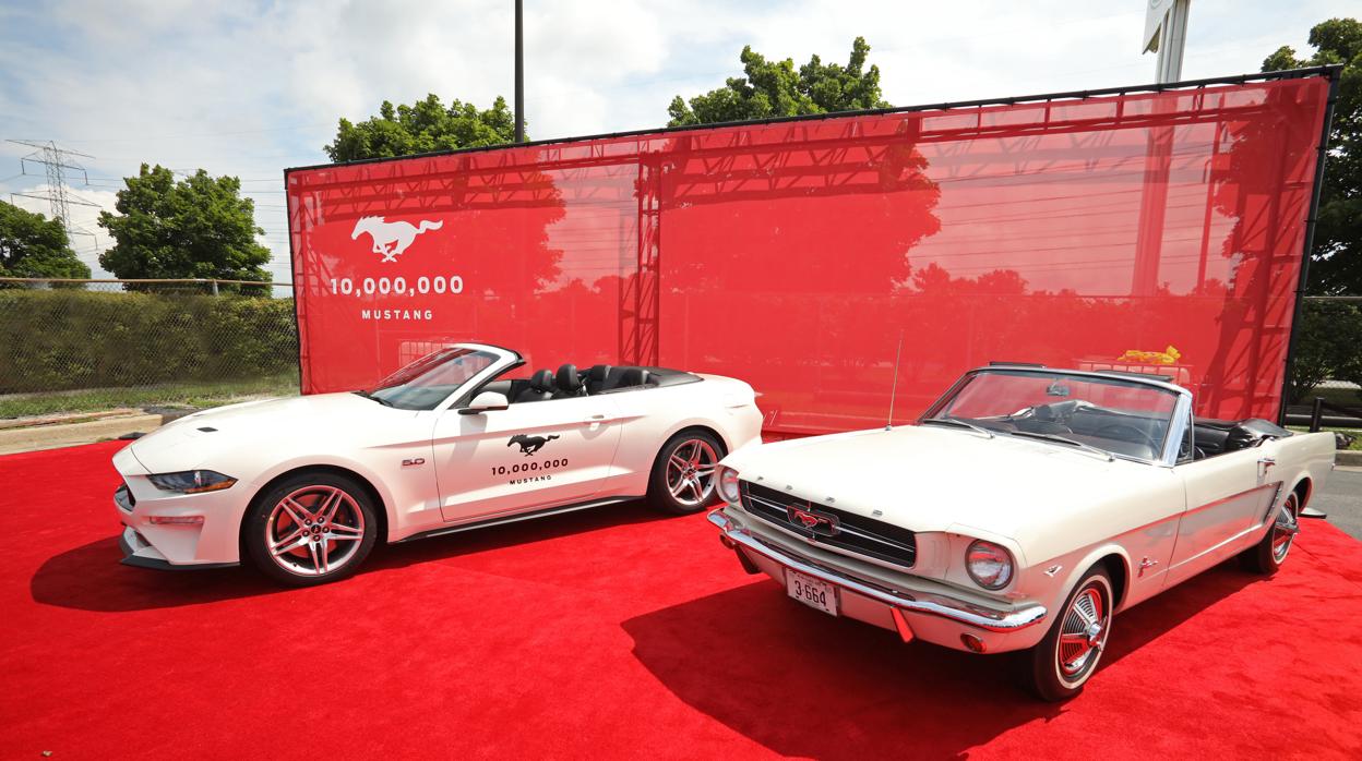 El primer Mustang (derecha) y el número 10 millones (izquierda)