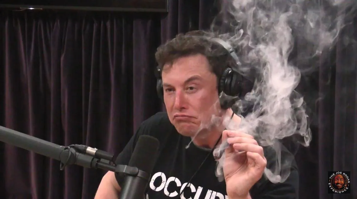 Tesla se hunde en Bolsa tras aparecer Elon Musk fumando marihuana y bebiendo whisky en público