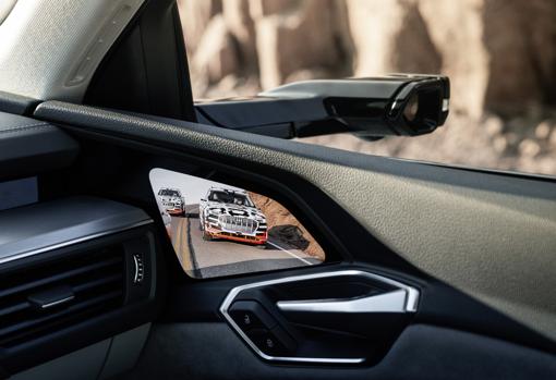 Los retrovisores laterales han sido sustituidos por unas pequeñas cámaras que captan la imagen y la transmiten a una pantalla de siete pulgadas alojada en el interior de la puerta