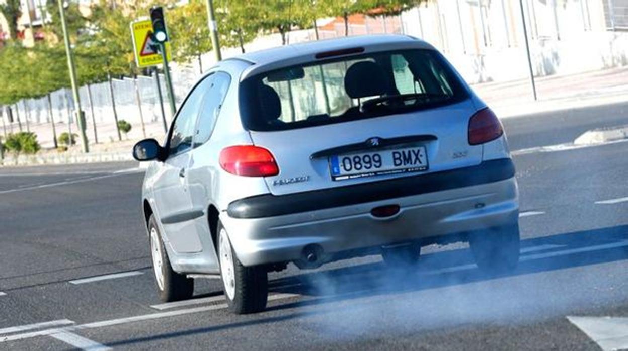 Mi coche echa humo blanco, ¿qué significa?