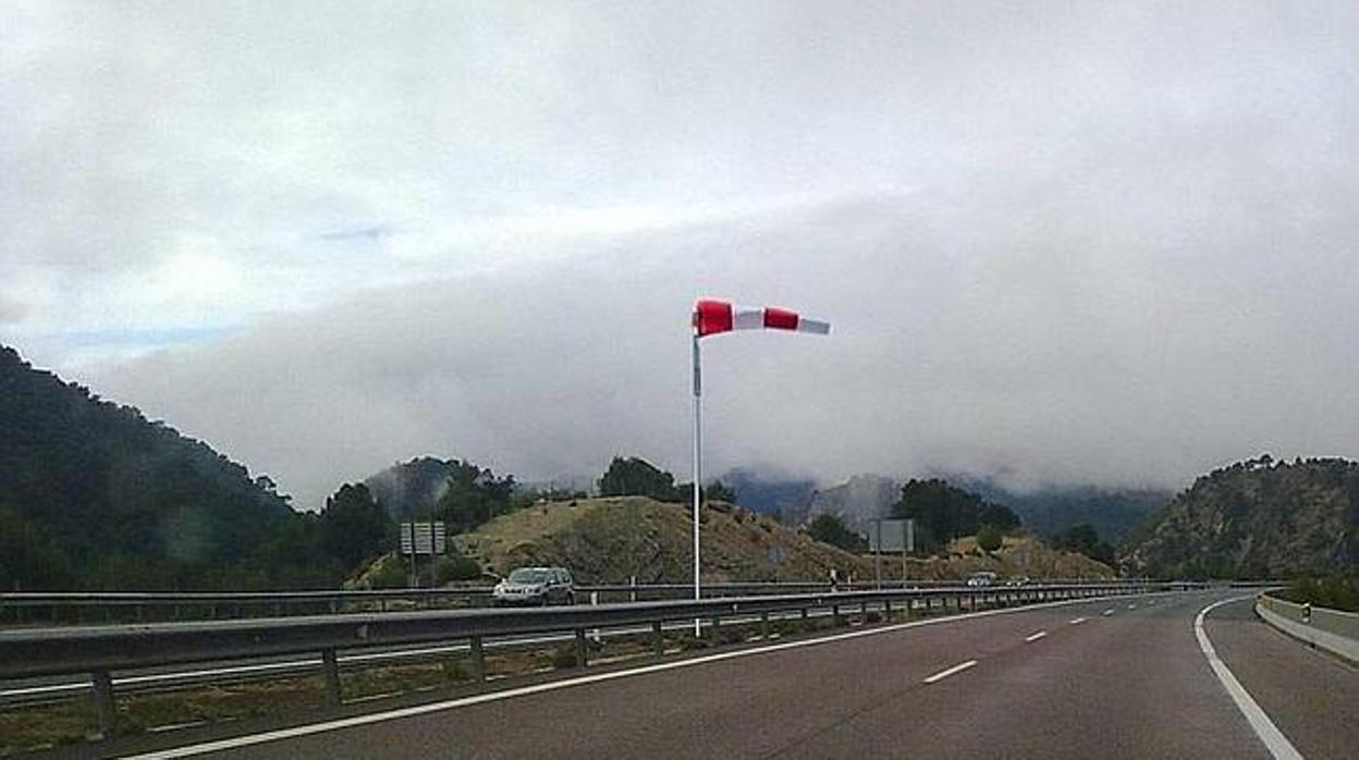 Cómo conducir si nos sorprende el viento en la carretera