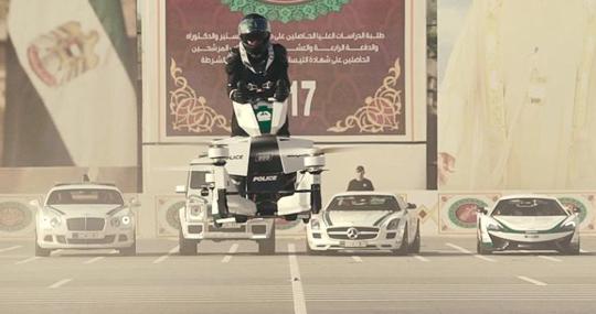 La Hoverbike, con algunos de los coches de lujo del cuerpo policial dubaití (Bentley Continental, Mercedes Clase G, Mercedes SLS AMG, Lamborghini Aventador), en una imagen promocional