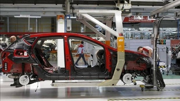 El Gobierno dice que las fábricas españolas están "muy rezagadas" en fabricación de eléctricos