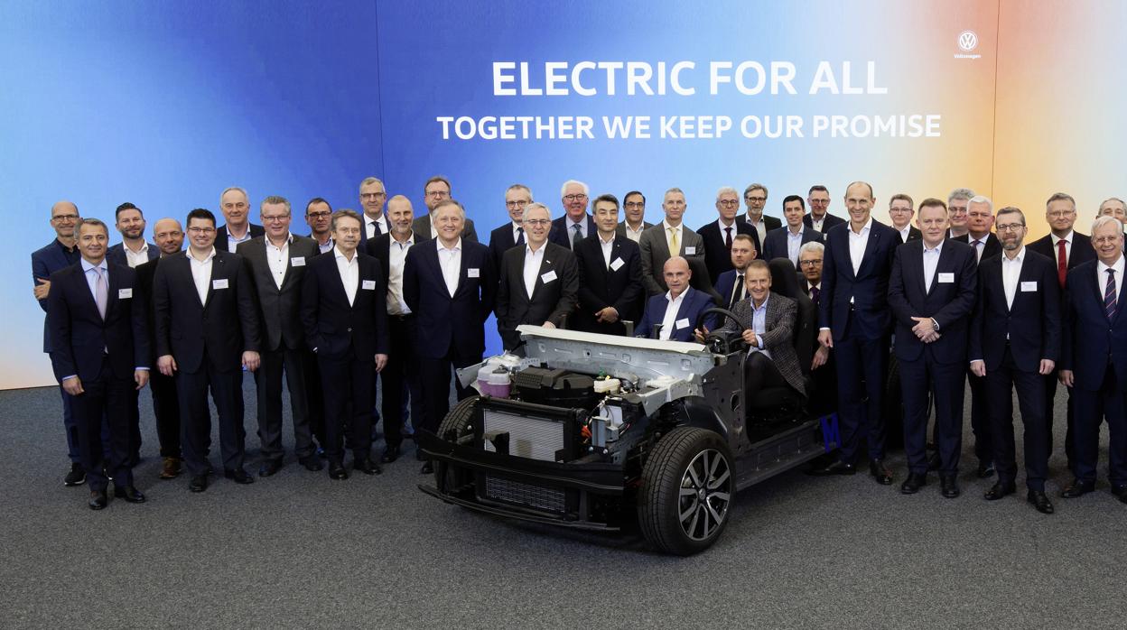 Herbert Diess, consejero delegado del Grupo Volkswagen, junto con los proveedores de la futura familia eléctrica del fabricante