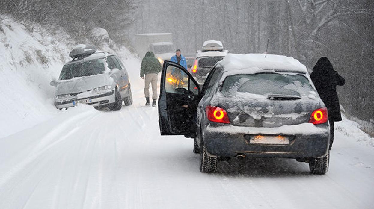 Elementos imprescindibles que debes llevar en el coche para evitar quedarte atrapado en una nevada