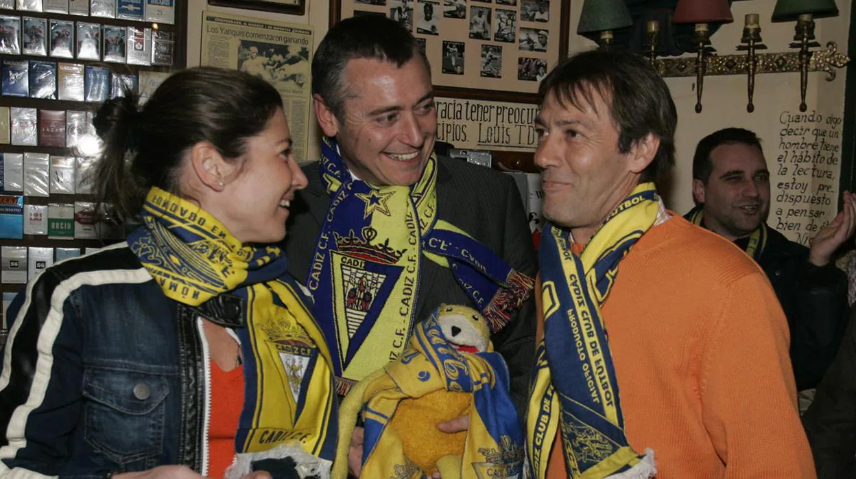 Michael Robinson, junto a Pepe Mejías y Sara Baras, en una imagen de 2005.