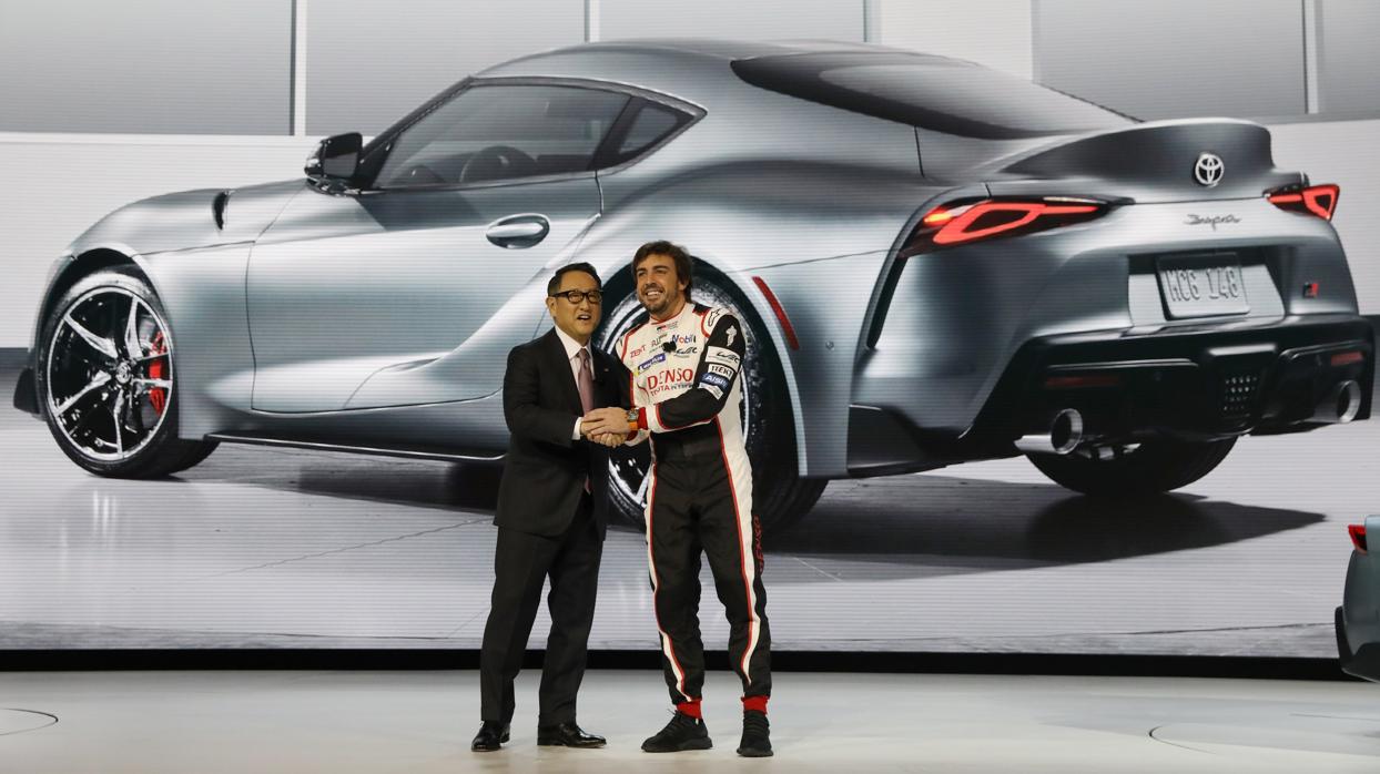 Akio Toyoda, presidente de Toyota, posa con Fernando Alonso frente al nuevo Supra