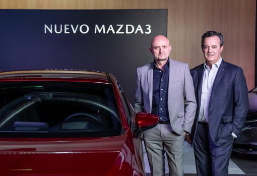 Jo Stenuit y José María Terol, junto al nuevo Mazda3