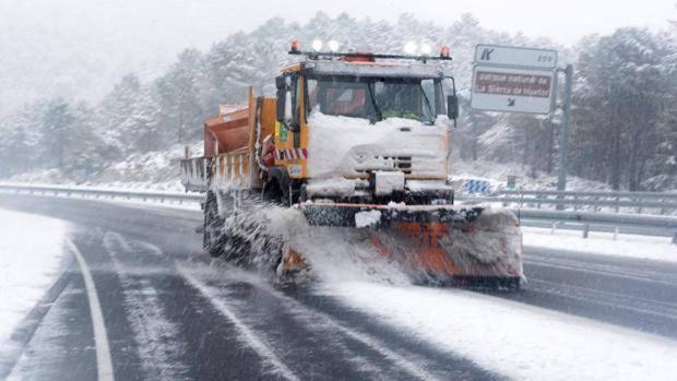 Así se derrite el hielo y la nieve cuando echamos sal en la carretera