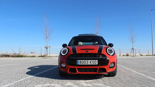 Al volante del enérgico Mini Cooper S: diseño atrevido y conducción adictiva