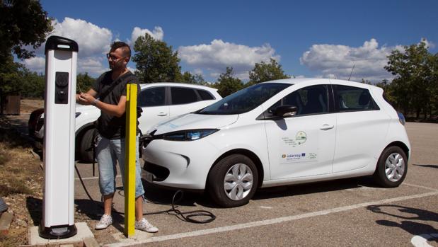 España necesita multiplicar por 90 los puntos de recarga para que el coche eléctrico despegue