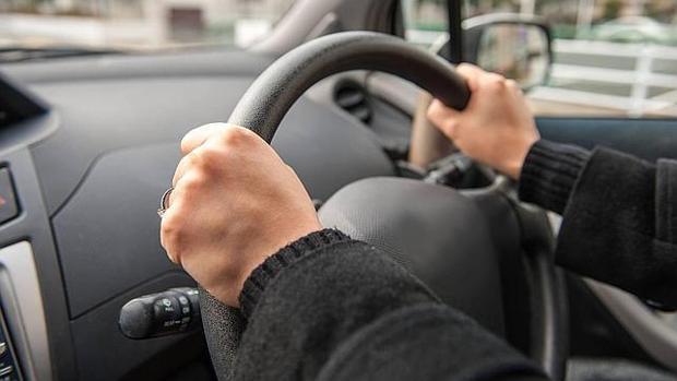 Malos hábitos al volante que debemos evitar: comer, fumar o dejar siempre las ventanas cerradas