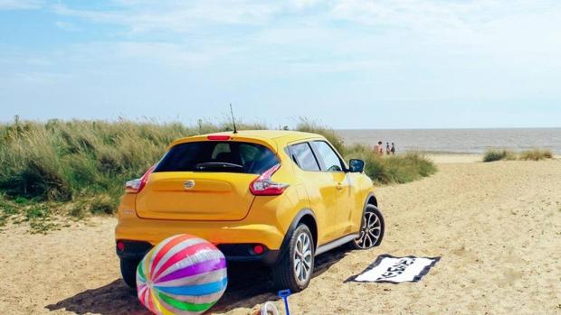 Los secretos del parasol del coche: un simple cartón que te puede salvar la vida