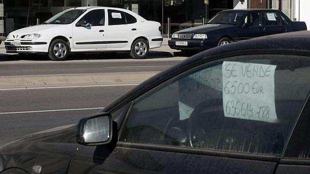 Depilarse, frenar bruscamente o anunciar «se vende»: las multas más raras que te pueden poner en el coche