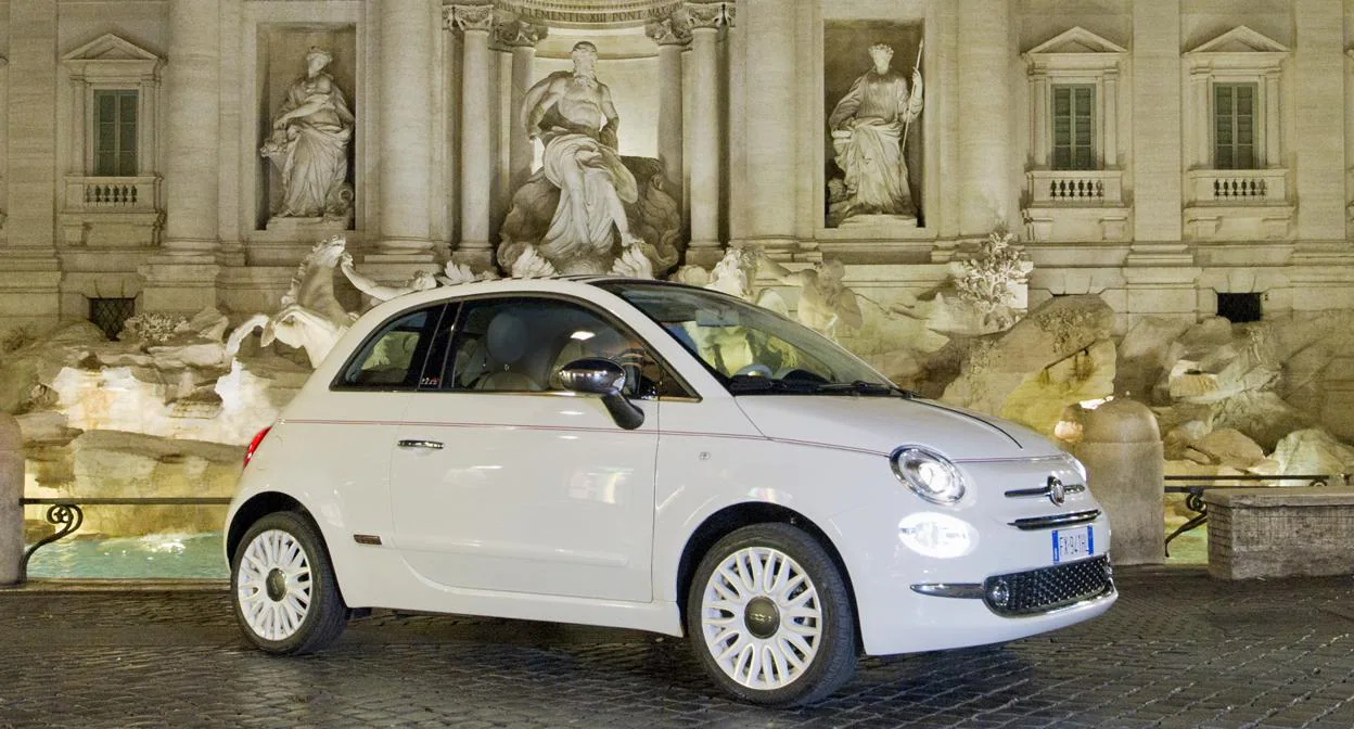 El Fiat 500 Dolce Vita en la Fontana de Trevi