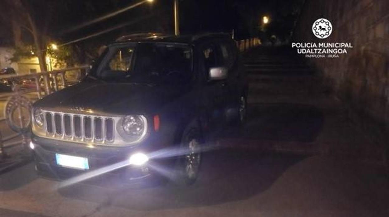 Coche atascado en las escaleras del paseo de Hemingway de Pamplona