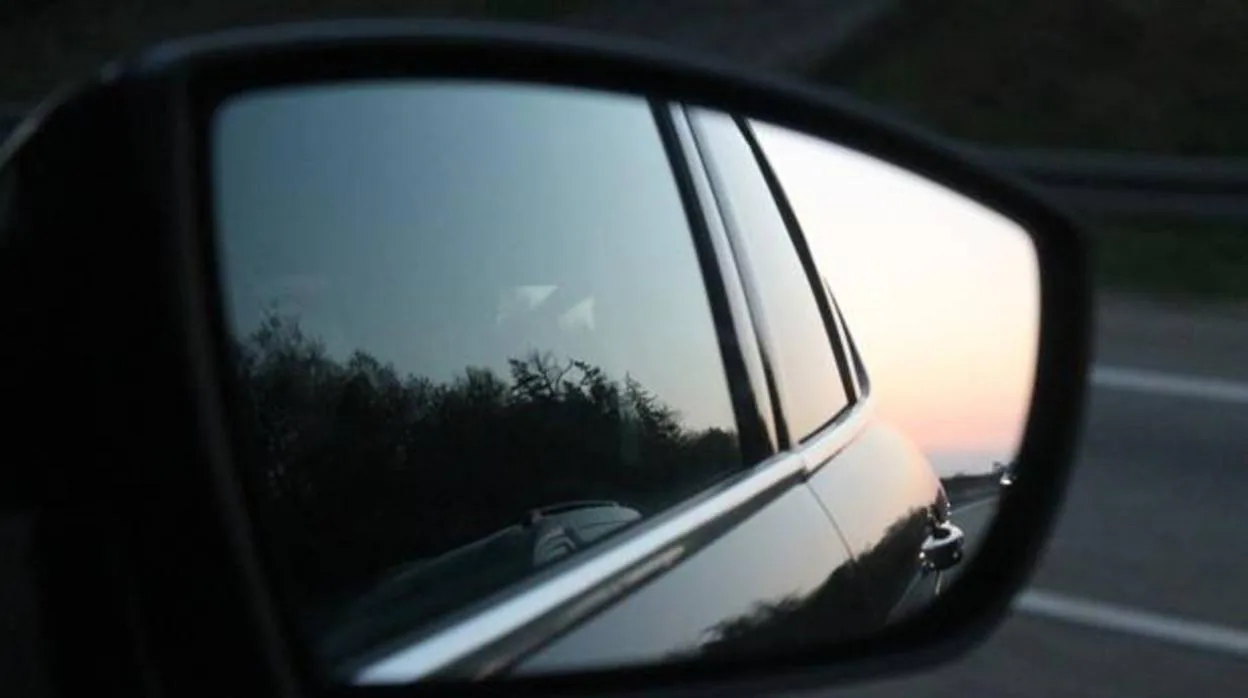 El truco para ajustar los espejos retrovisores del coche de forma perfecta