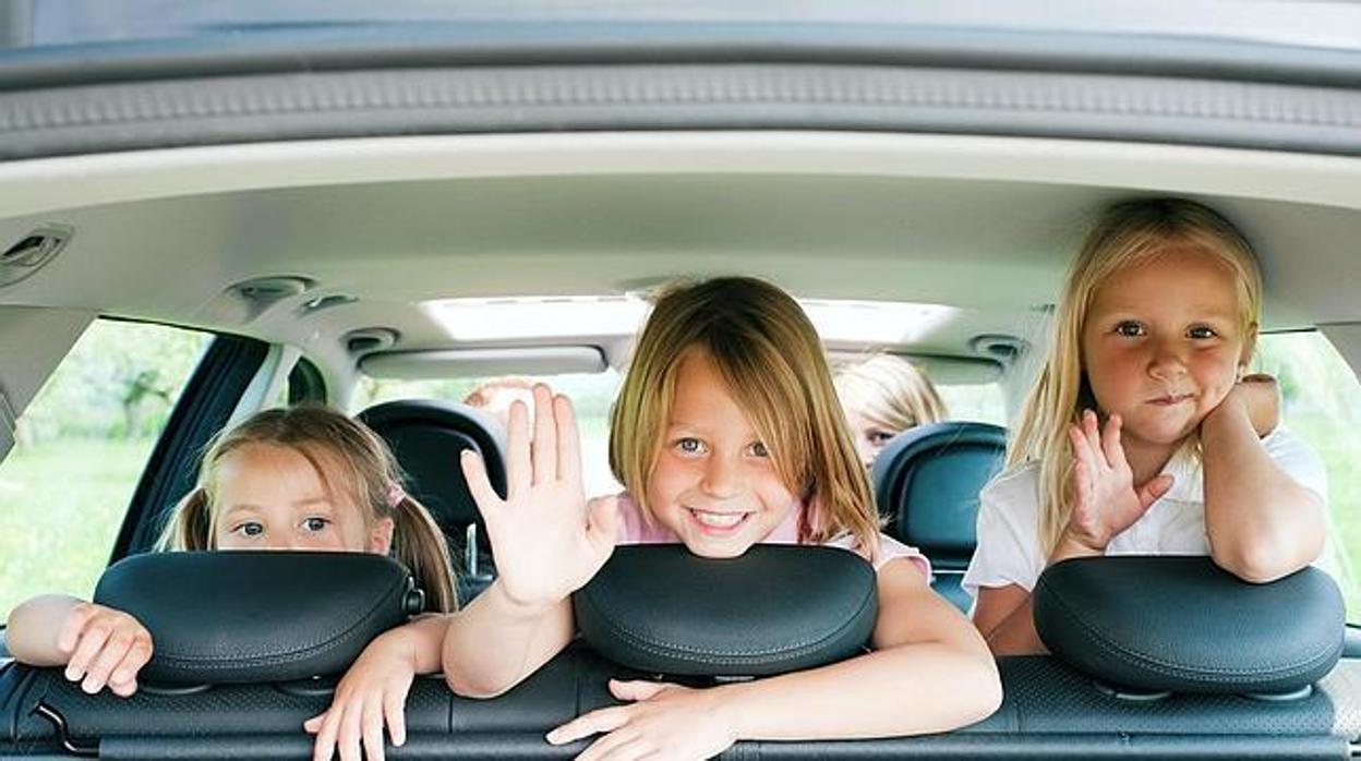 Consejos de alimentación, hidratación y paradas si viajas en coche con niños