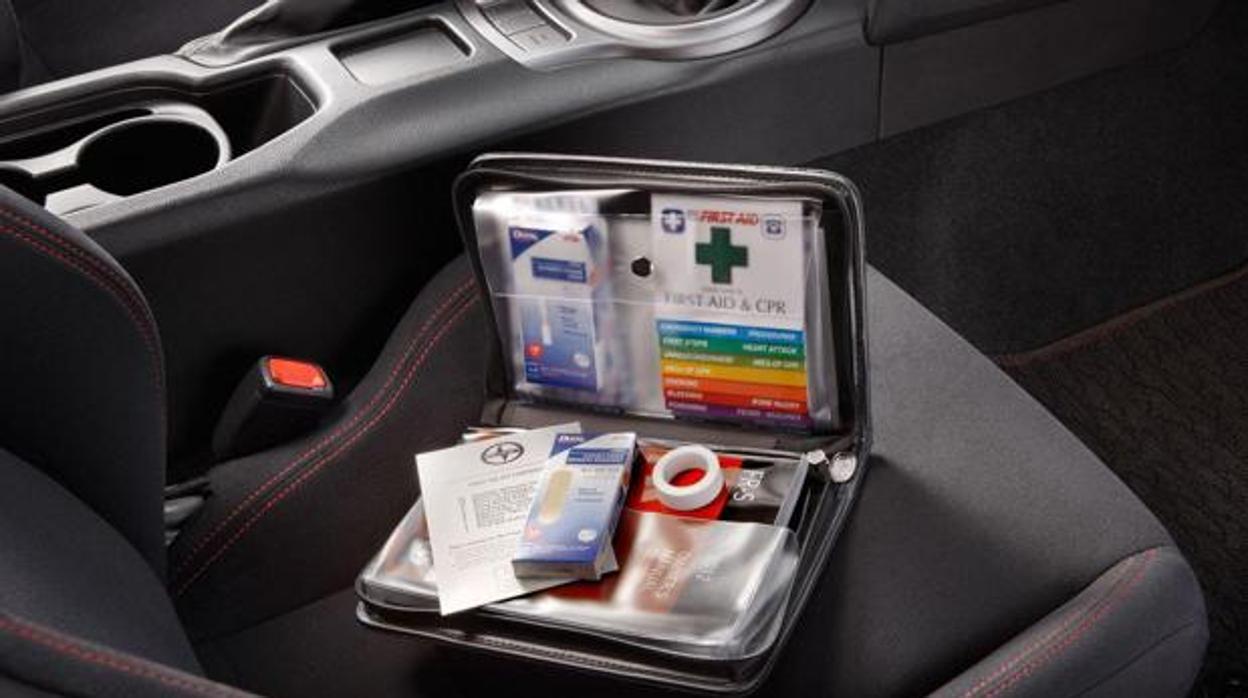 El kit de emergencia que siempre debes llevar en el coche