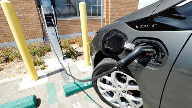 La demonización del diésel duplica el parque de eléctricos… y dispara la venta de «coches chatarra»