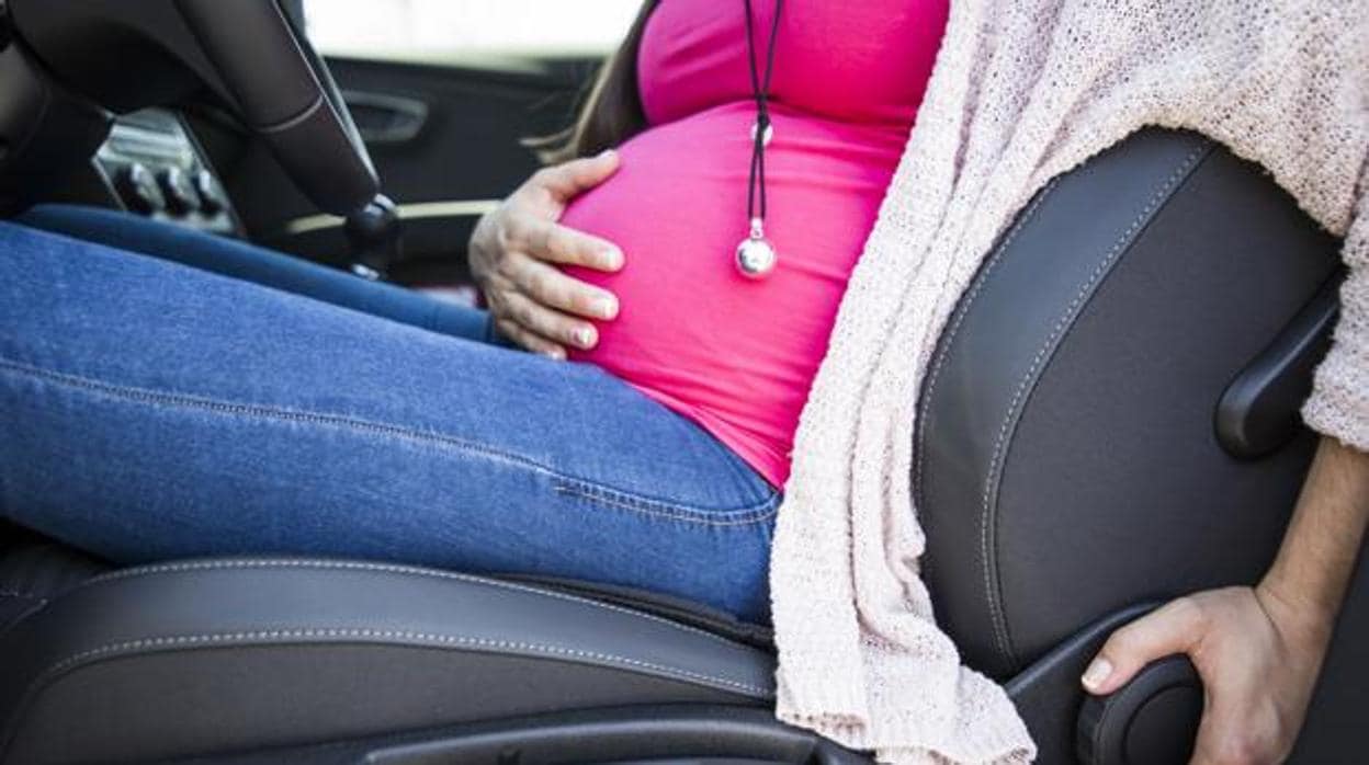 ¿Viajas en coche estando embarazada? Ponte así el cinturón