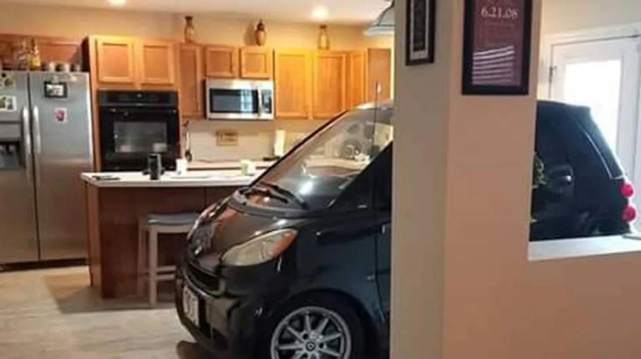 Esconde su coche en la cocina para resguardarlo del huracán Dorian