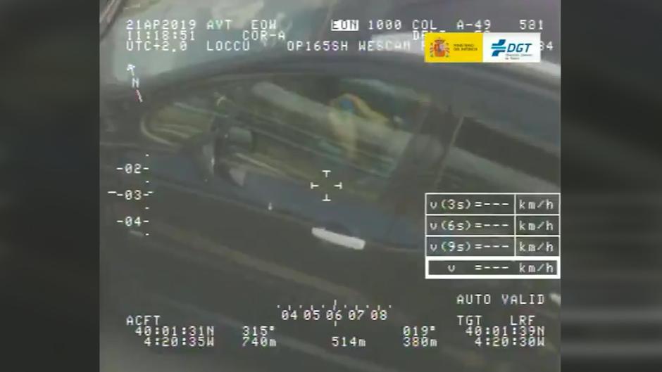 Cazado mientras resolvía el cubo de Rubik al volante