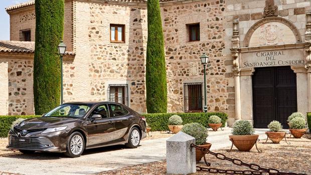 Toyota Camry: nuevo sedán elegante y eficiente