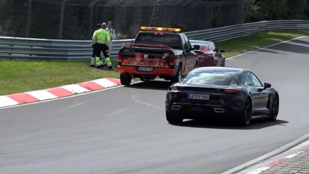 La humillante imagen de un Tesla «roto» en el circuito más ambicioso del mundo