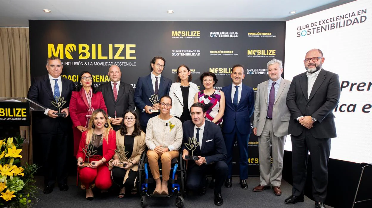 Los premiados junto a máximos representantes del Estado, Renault y su fundación
