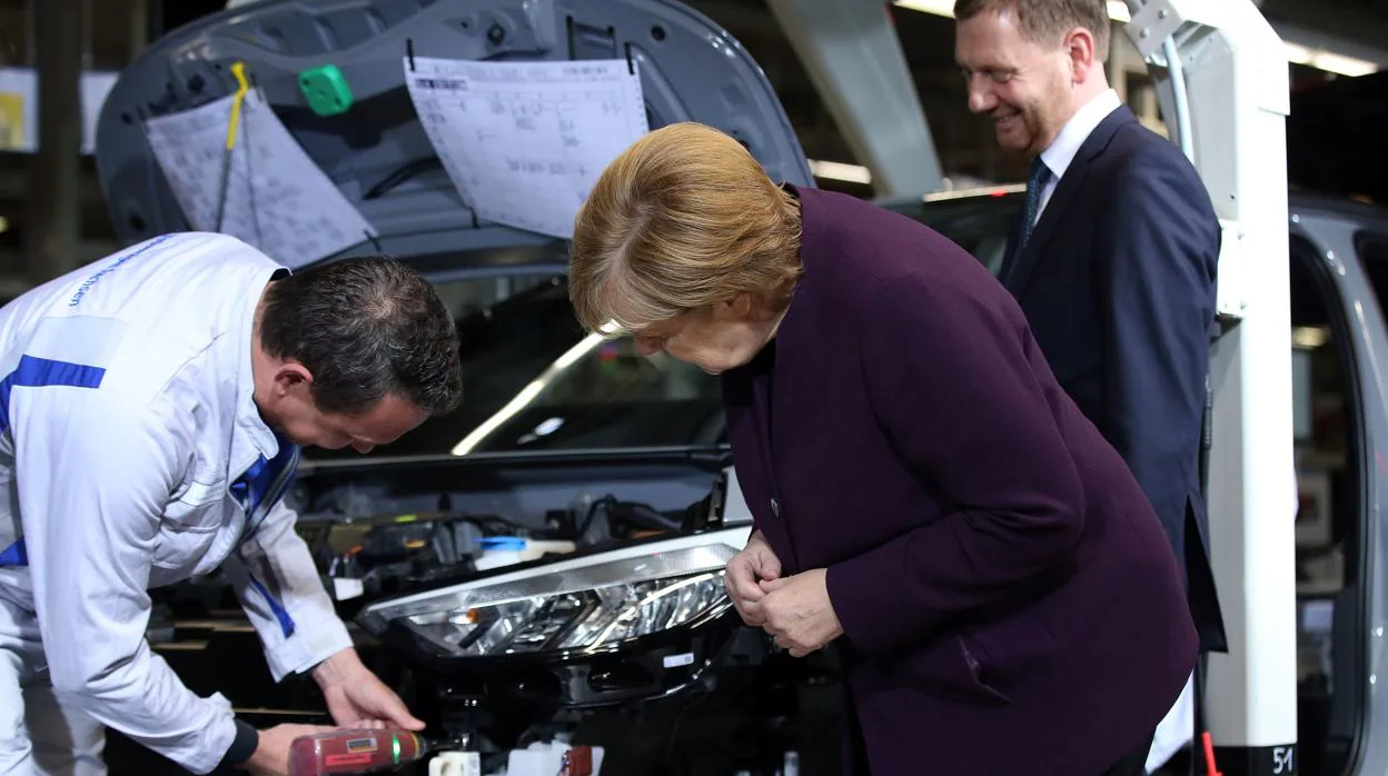 Angela Merkel examina un Volkswagen ID.3 eléctrico en la factoría alemana de Zwickau