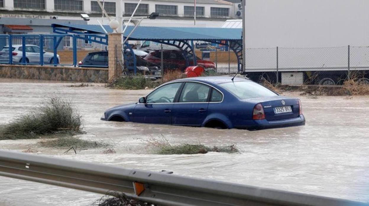 Indicaciones a seguir para salir del coche si te pilla una riada