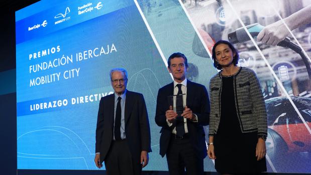 La ministra de Industria entrega a Mario Armero el premio Fundación Ibercaja-Mobility City