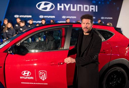 La plantilla del Atlético de Madrid estrena coches híbridos