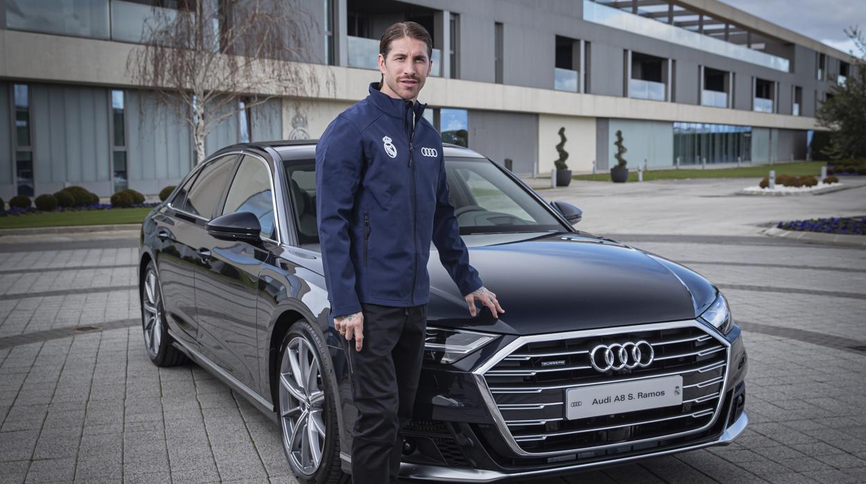 La primera plantilla del Real Madrid C.F. recibe las llaves de sus nuevos Audi